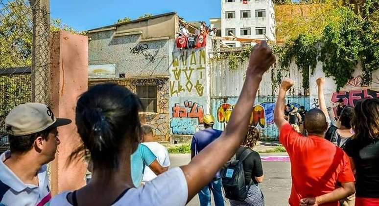 Comunidade em frente à construção do prédio e do galpão de atividades sociais